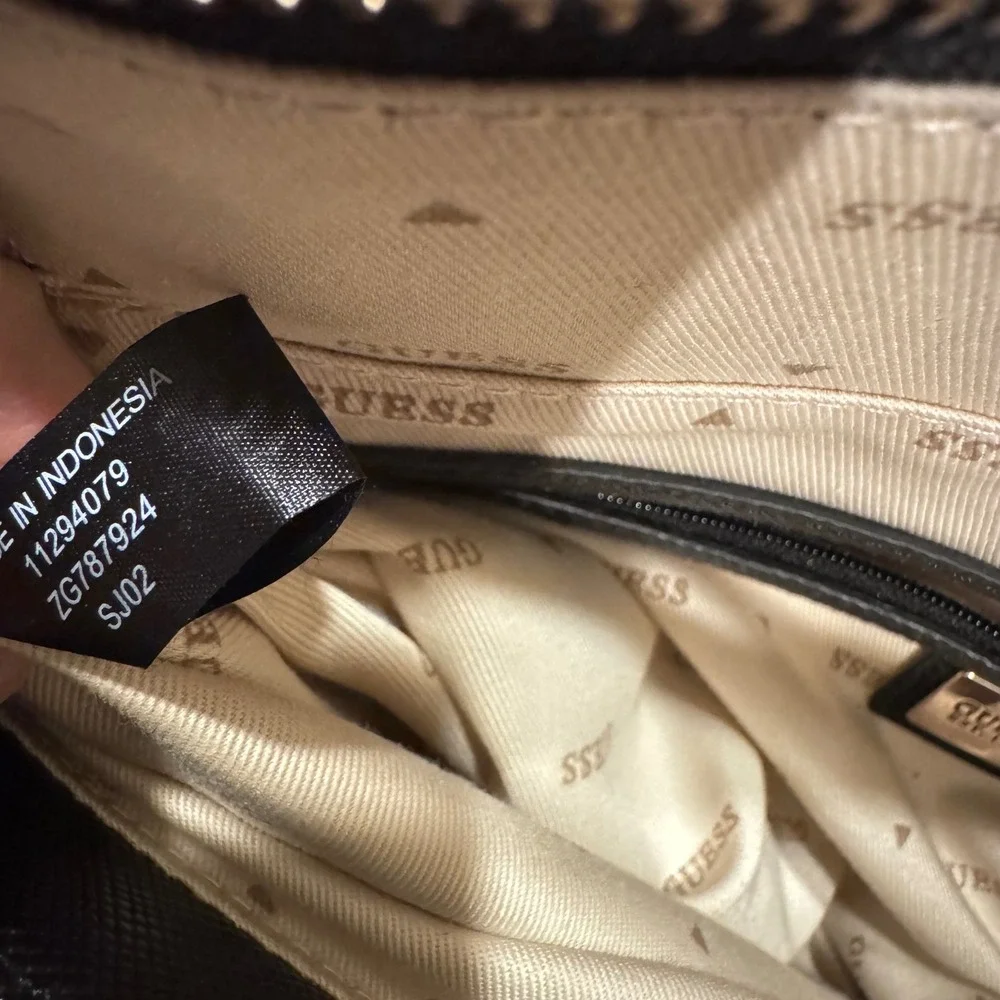 GUESS Est 1981 Noelle Black Tote with Charms Dbl Compartments Zip‎ topEUC 9x12x4